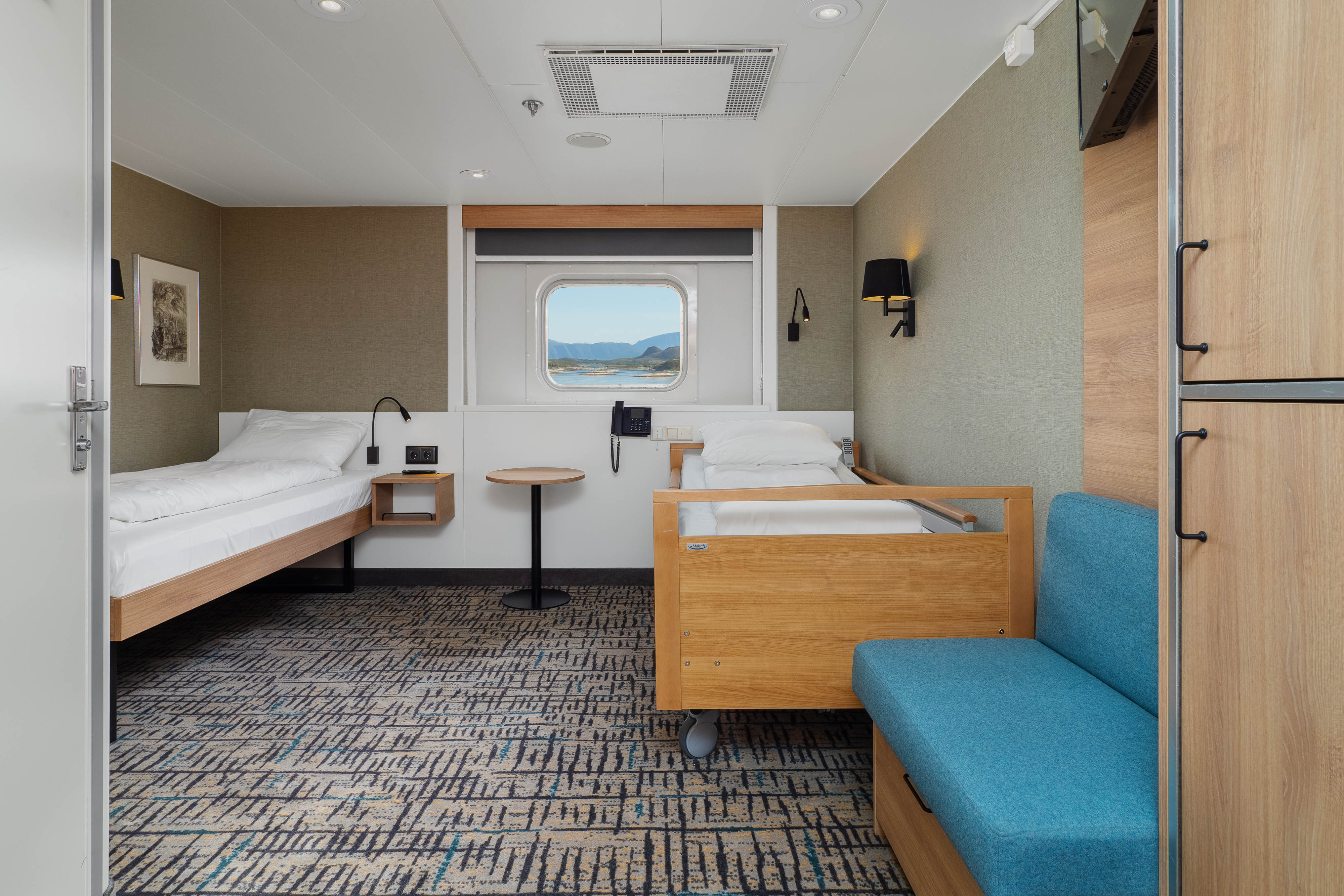 Polar Outside | Accessible double on lower deck with window